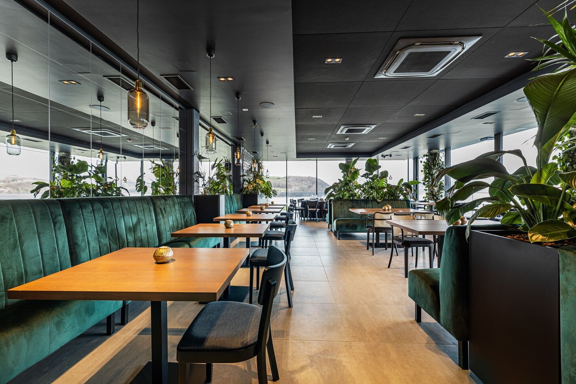 3 restaurants, lunch, dinner served; international cuisine