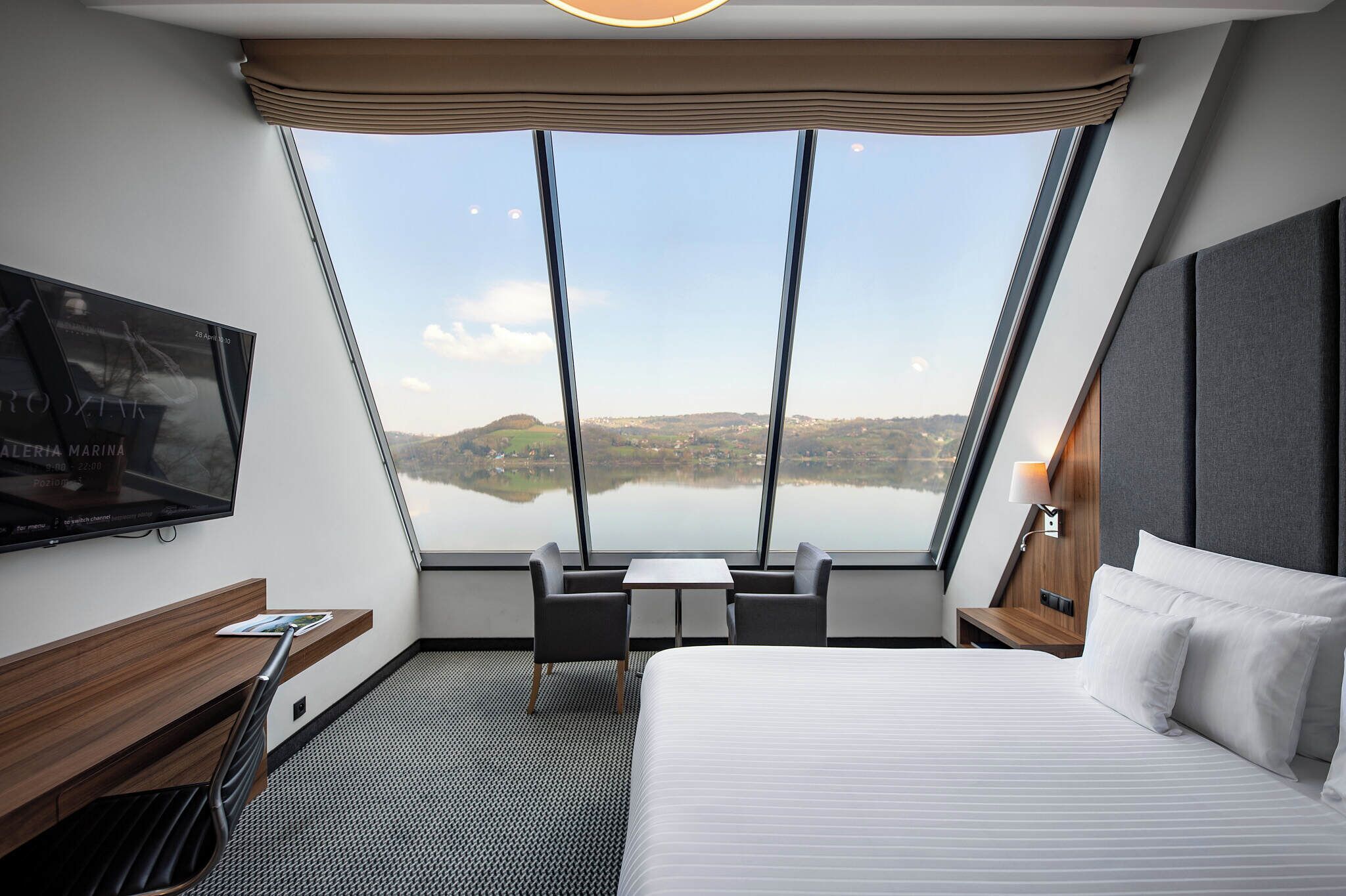 Chambre Double Confort, vue lac (Lux; free spa access)