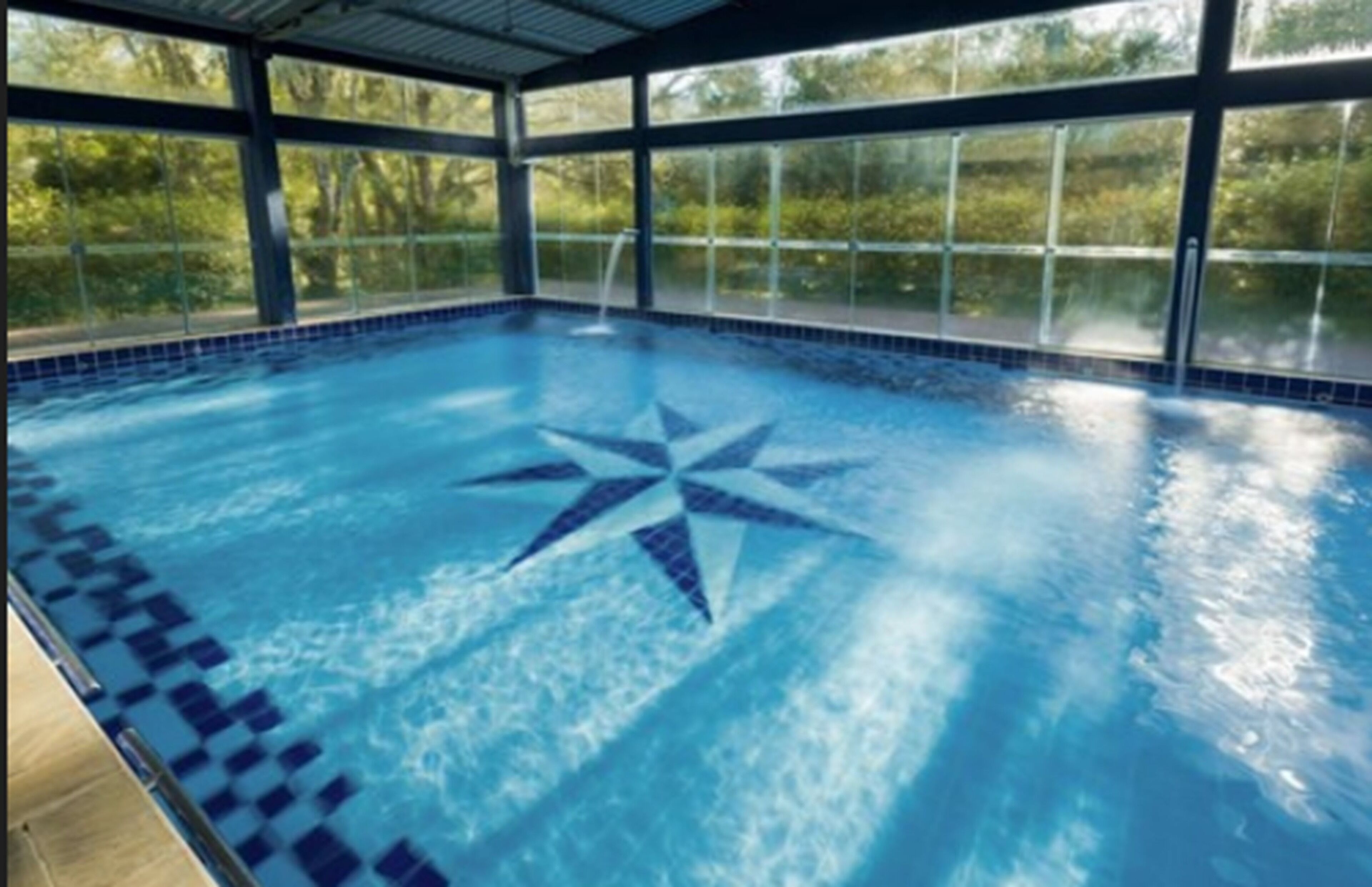 Sisäuima-allas ja 2 ulkouima-allasta avoinna 7.30–19.00, aurinkovarjoja