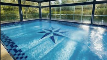 Innenpool, 2 Außenpools, Sonnenschirme, Liegestühle