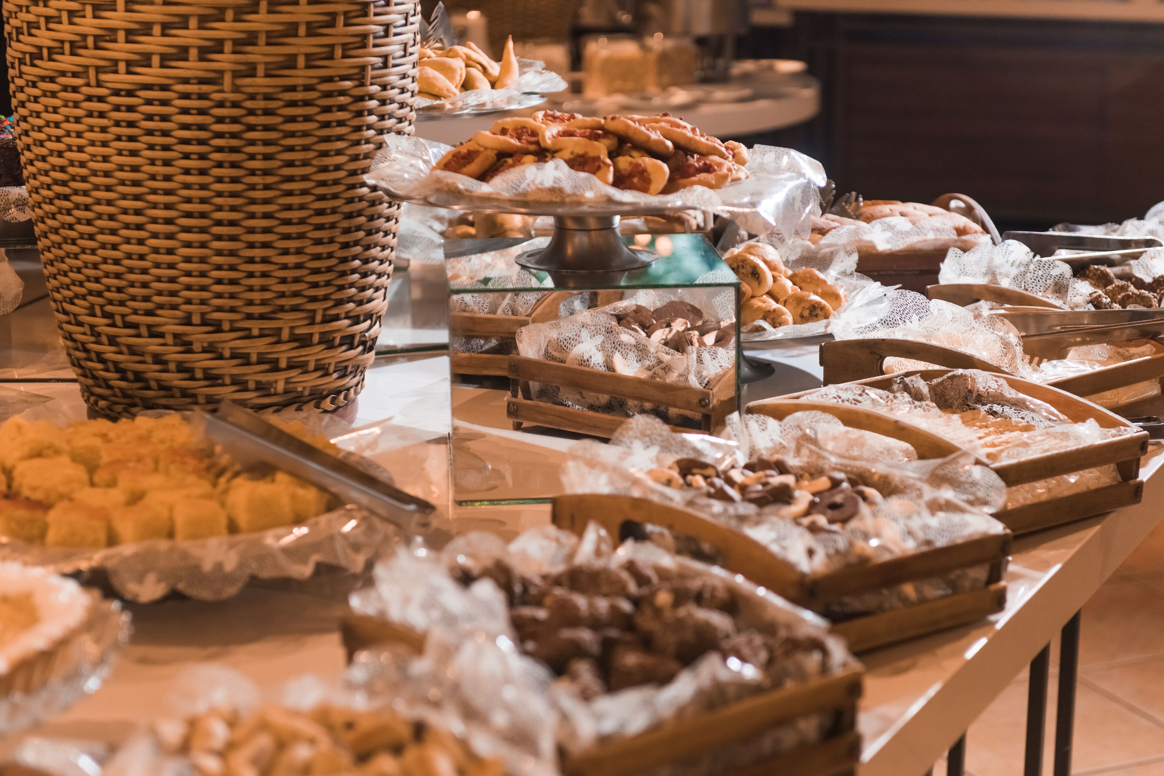 Ein Buffet mit verschiedenen Speisen, präsentiert auf Tabletts und in Körben.