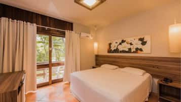 Isi minibar gratis, meja kerja, dan tirai kedap cahaya