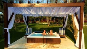 Outdoor spa tub