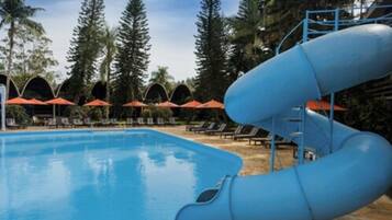 Kolam renang indoor dan 2 kolam renang outdoor