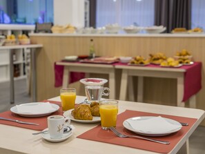 Frokostbuffé hver dag (mot et tillegg)