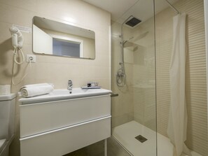 Shower, free toiletries, hair dryer, towels - Hotel Victoria (Lloret de Mar)