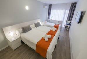Dobbeltrom – standard | Senger med Select Comfort-madrass, safe på rommet og skrivebord