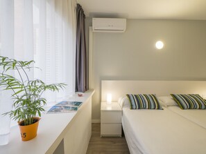Select Comfort -patjalliset sängyt, tallelokero huoneessa, työpöytä