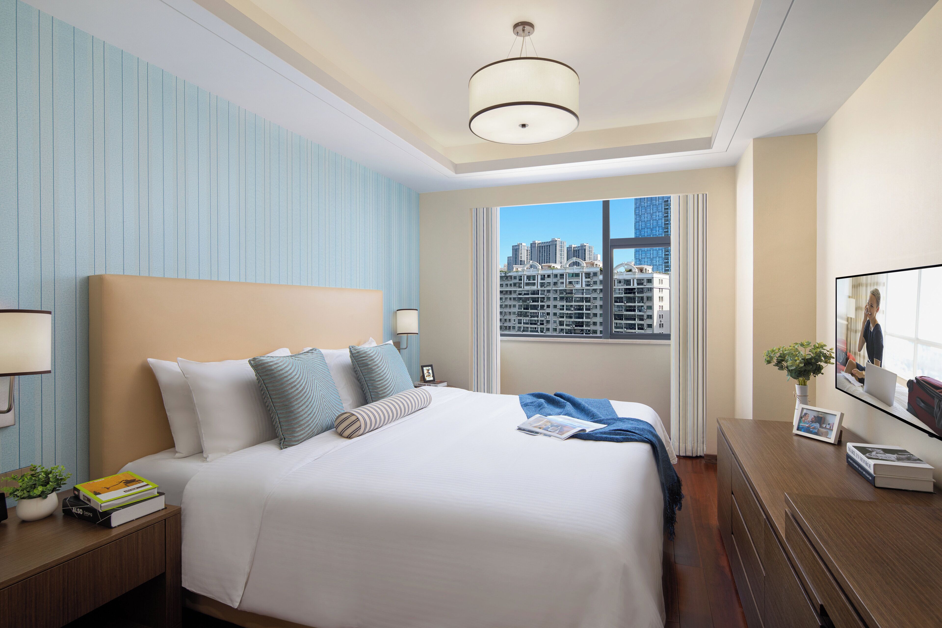 Edredón, caja de seguridad en la habitación y escritorio 