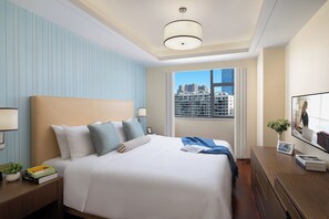 羽絨被、房內夾萬、書桌、手提電腦工作空間