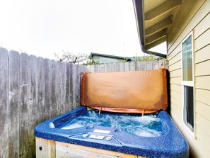 Outdoor spa tub - Logan s Sea Cabin (Waldport)