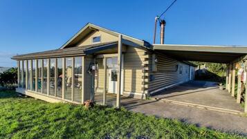 Apartment, 3 Bedrooms | Front of property