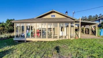 Apartment, 3 Bedrooms | Front of property