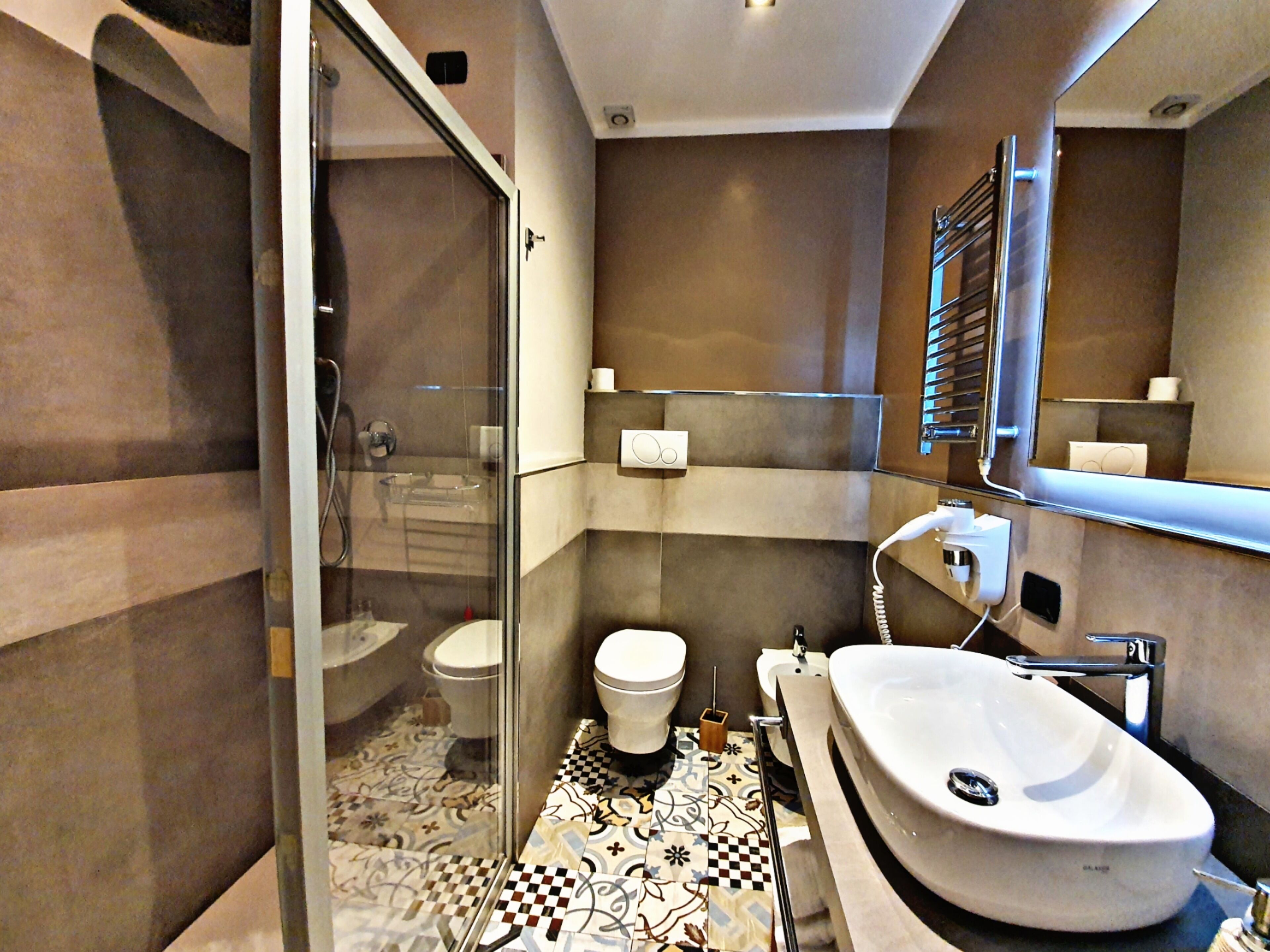 Chambre Double Deluxe (COLOSSEO) | Salle de bain | Douche, articles de toilette gratuits, sèche-cheveux, bidet