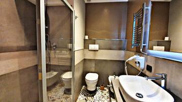 Chambre Double Deluxe (COLOSSEO) | Salle de bain | Douche, articles de toilette gratuits, sèche-cheveux, bidet