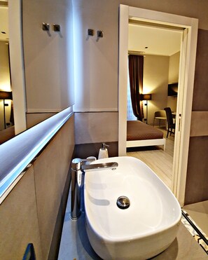Deluxe Double Room (COLOSSEO) | Bathroom | Shower, free toiletries, hair dryer, bidet - Fabio Massimo Guest House (Rome)
