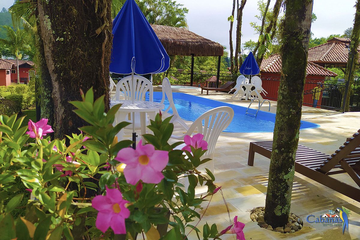 Una piscina cubierta, una piscina al aire libre, tumbonas