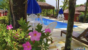 Piscina interna, piscina externa, espreguiçadeiras