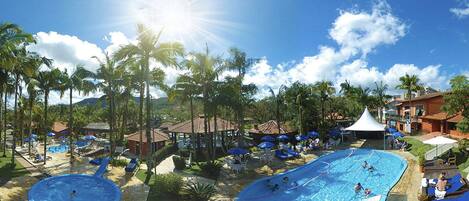 Piscina coberta, piscina a l'aire lliure i gandules