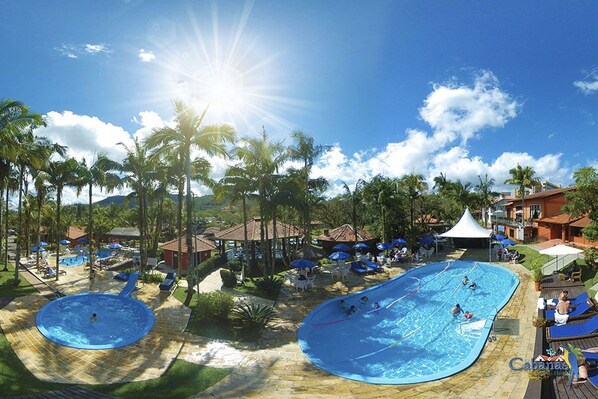 Een binnenzwembad, een buitenzwembad en ligstoelen