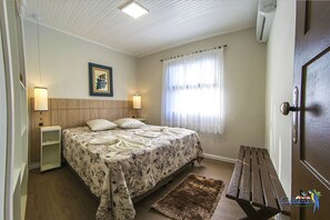 標準小屋 (Sextuple) | 高級寢具、迷你吧、書桌、遮光窗簾/窗簾