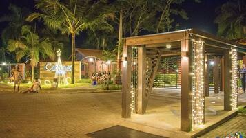 Fachada da propriedade à noite