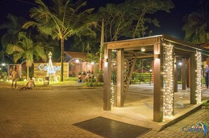 Voorkant accommodatie - avond/nacht