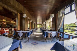 供应午餐和晚餐，巴西菜