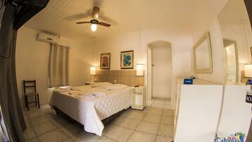 Cabana Dupla | Roupas de cama premium, frigobar, escrivaninha, cortinas blackout