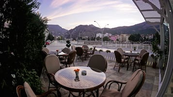 Petit déjeuner et déjeuner servis sur place, spécialités Cuisine turque
