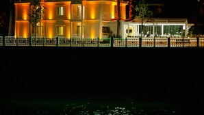 A hotel with multiple floors, a dining area, and a poolside view. - Hatunca Otel & Restaurant (Amasya)