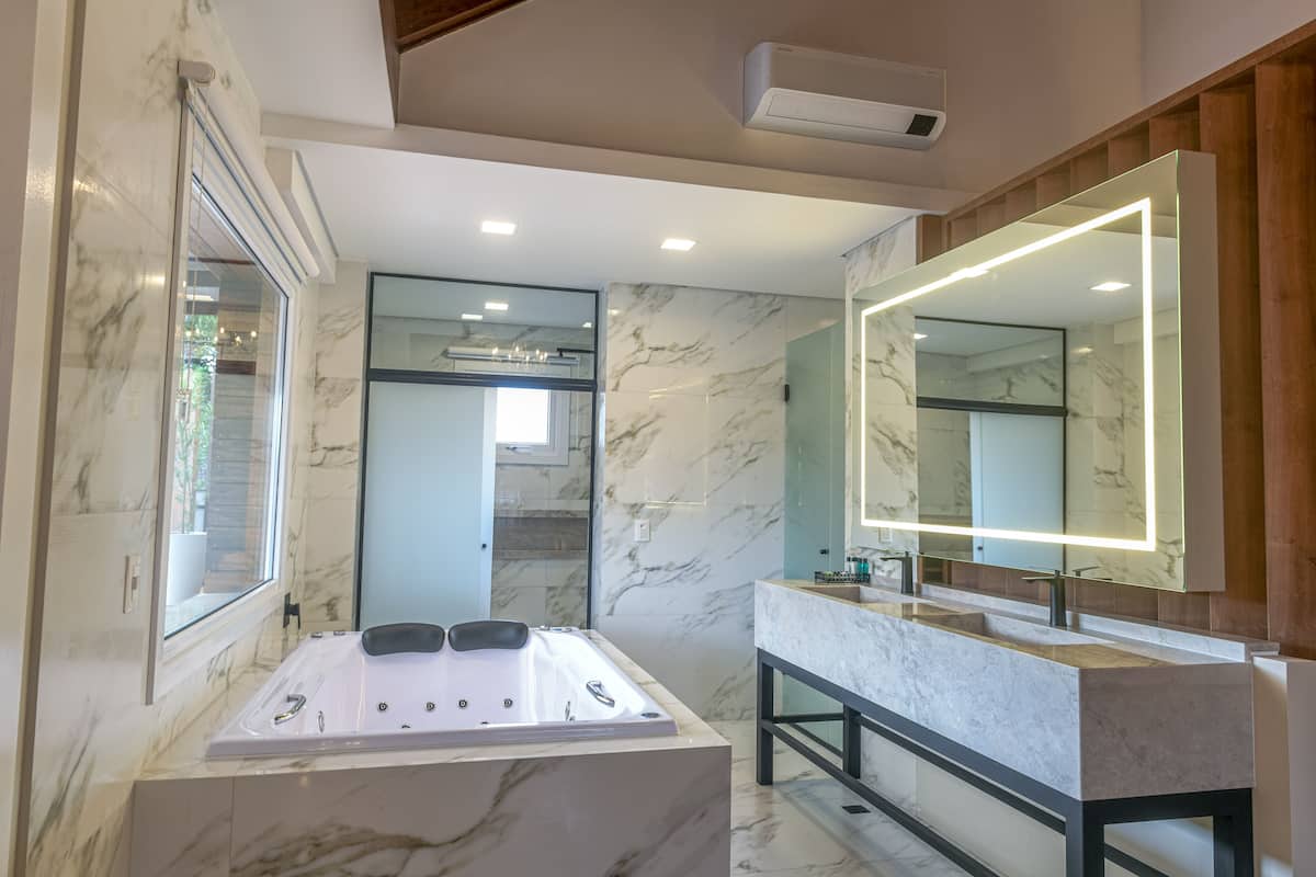 suite (master) | bathroom | free toiletries, hair dryer, towels, soap