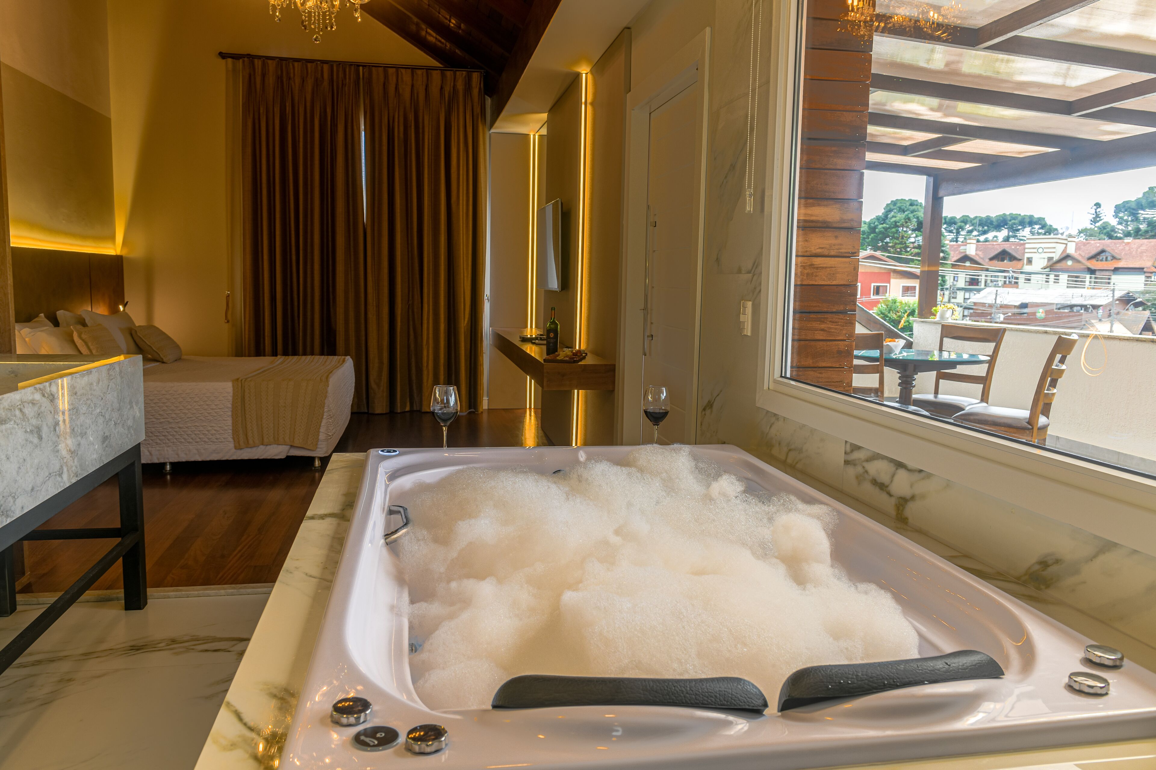 suite (master) | jetted bathtub
