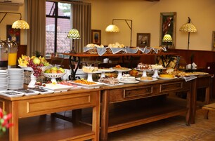 Un tavolo per buffet con diversi cibi e un angolo caffè.