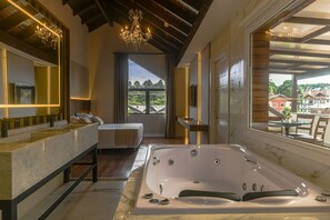 Suite (Master) | Pillowtop beds, minibar, in-room safe, desk - Hotel Kaster (Gramado)