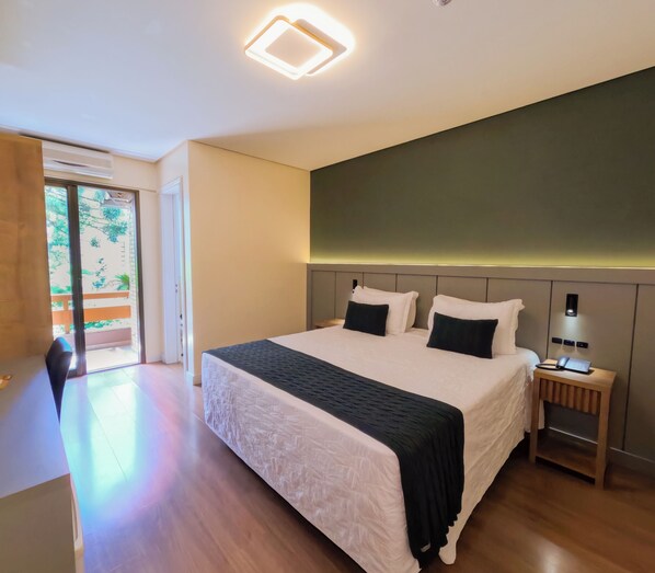 Luxury Apartment (Double) | Pillowtop beds, minibar, in-room safe, desk - Hotel Kaster (Gramado)