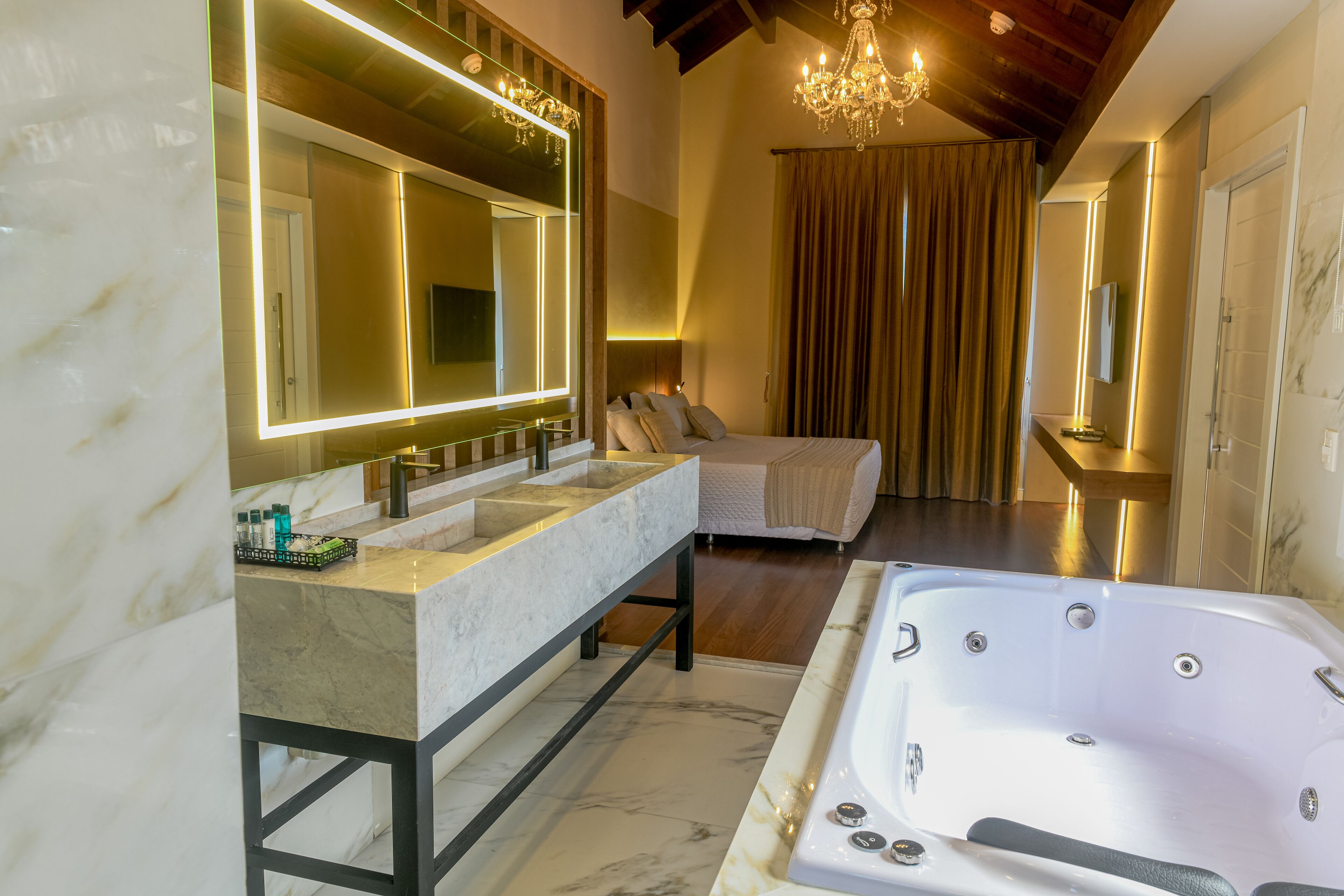 suite (master) | pillow-top beds, minibar, in-room safe, desk