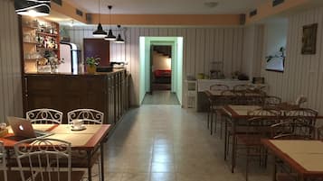 Sarapan prasmanan setiap hari (EUR 10 per orang)