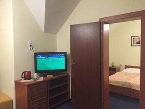 Apartament clàssic | Sala d'estar | Televisor de pantalla plana de 32 polzades amb canals per satèl·lit