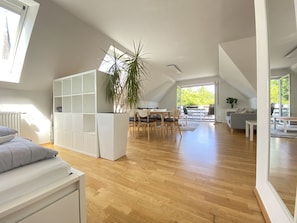 Apartamento | Zona de estar | Televisión de pantalla plana de 32 pulgadas con canales por satélite