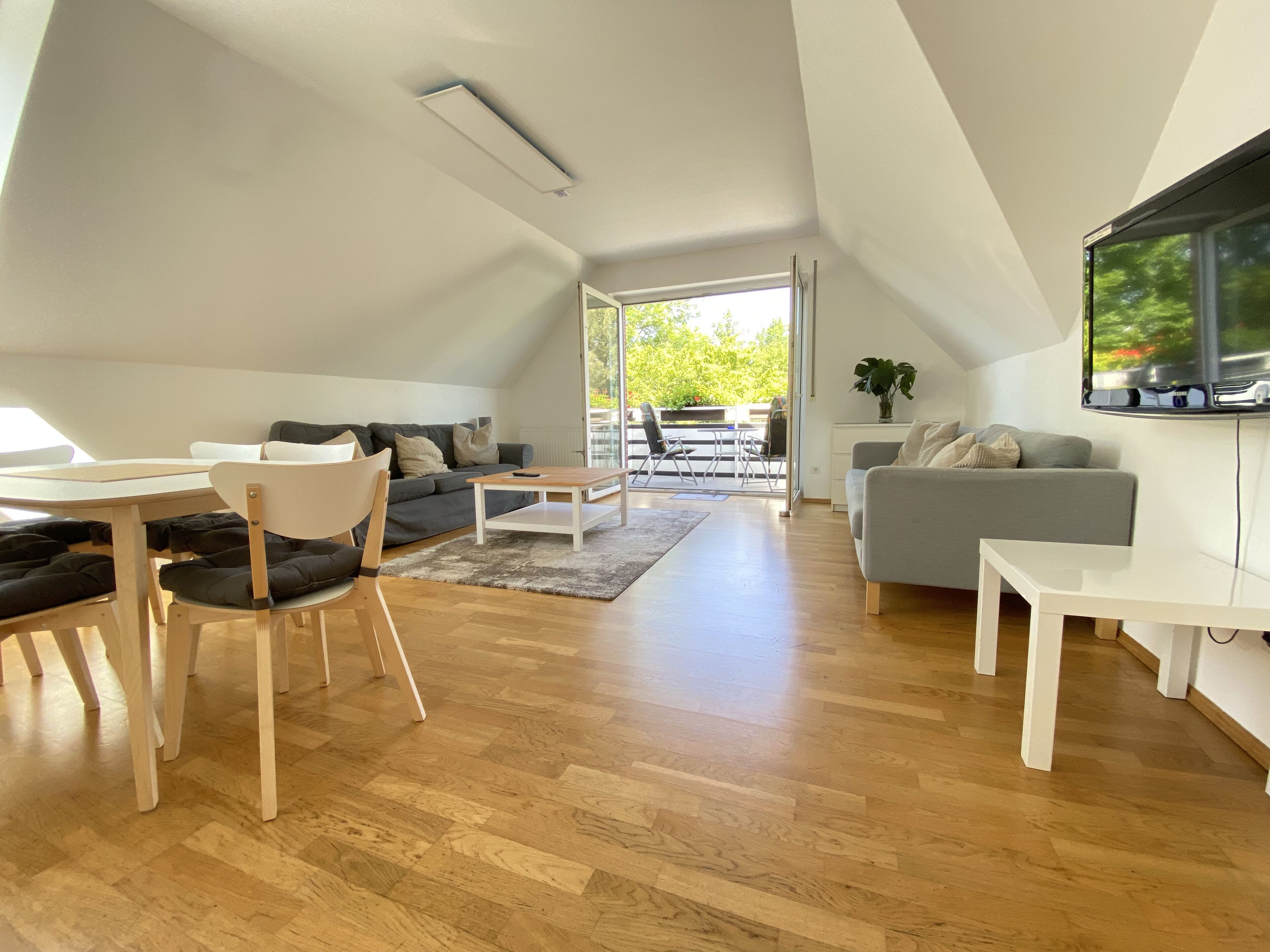 condo | living area | 32-inch flat-screen tv with satellite channels, tv