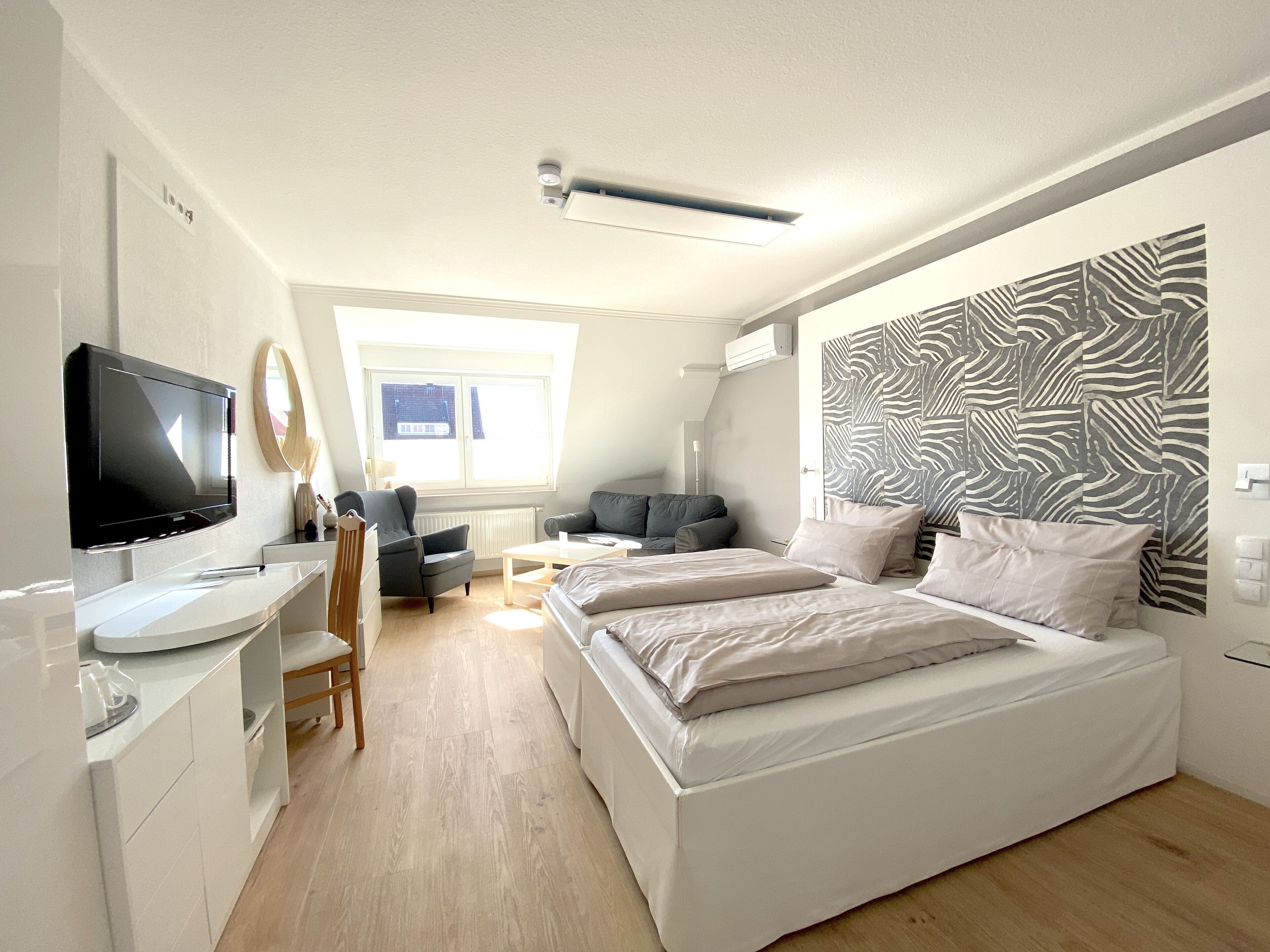 basic double room | 1 bedroom, hypo-allergenic bedding, in-room safe, desk