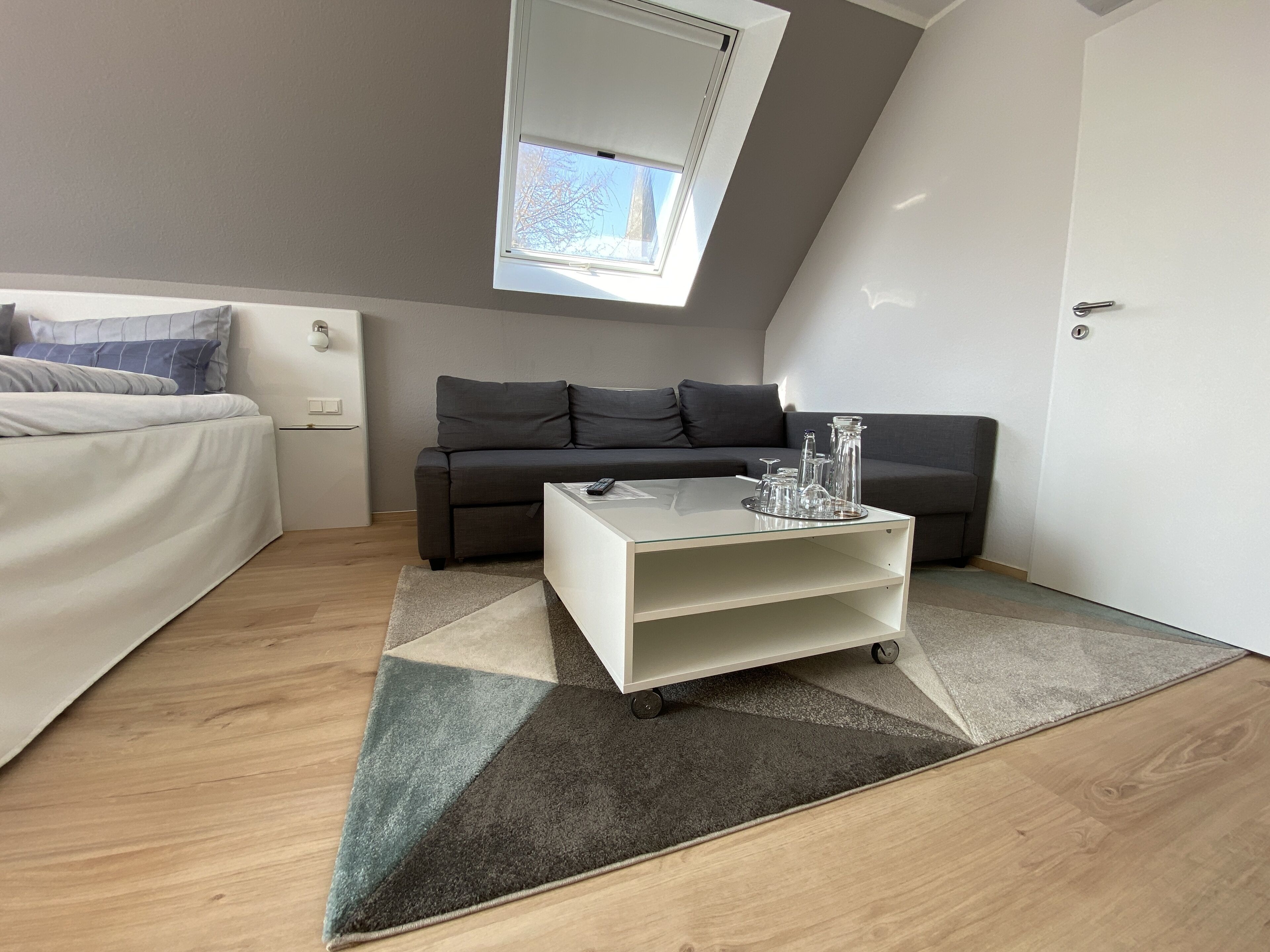 family room | 1 bedroom, hypo-allergenic bedding, in-room safe, desk