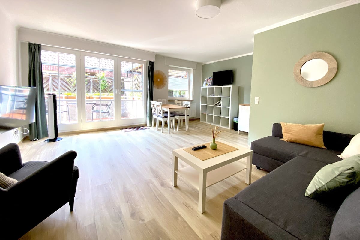 Appartamento, balcone | Area soggiorno | TV a schermo piatto 32 pollici con canali satellitari, TV