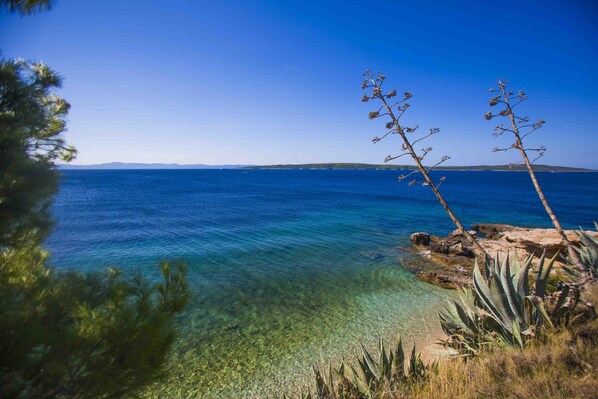 On the beach, snorkelling, windsurfing, kayaking - Cast Away - Eco Village (Jelsa)