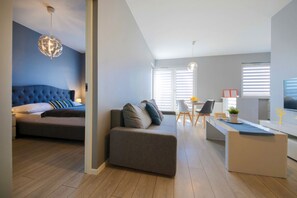 Apartment- ul. Dmowskiego 1a | Individually decorated, individually furnished, desk, soundproofing