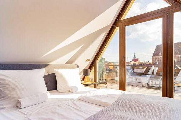 Apartment - ul. Garbary 2 | Área de sala de estar | Televisión de pantalla plana de 55 pulgadas con canales por cable