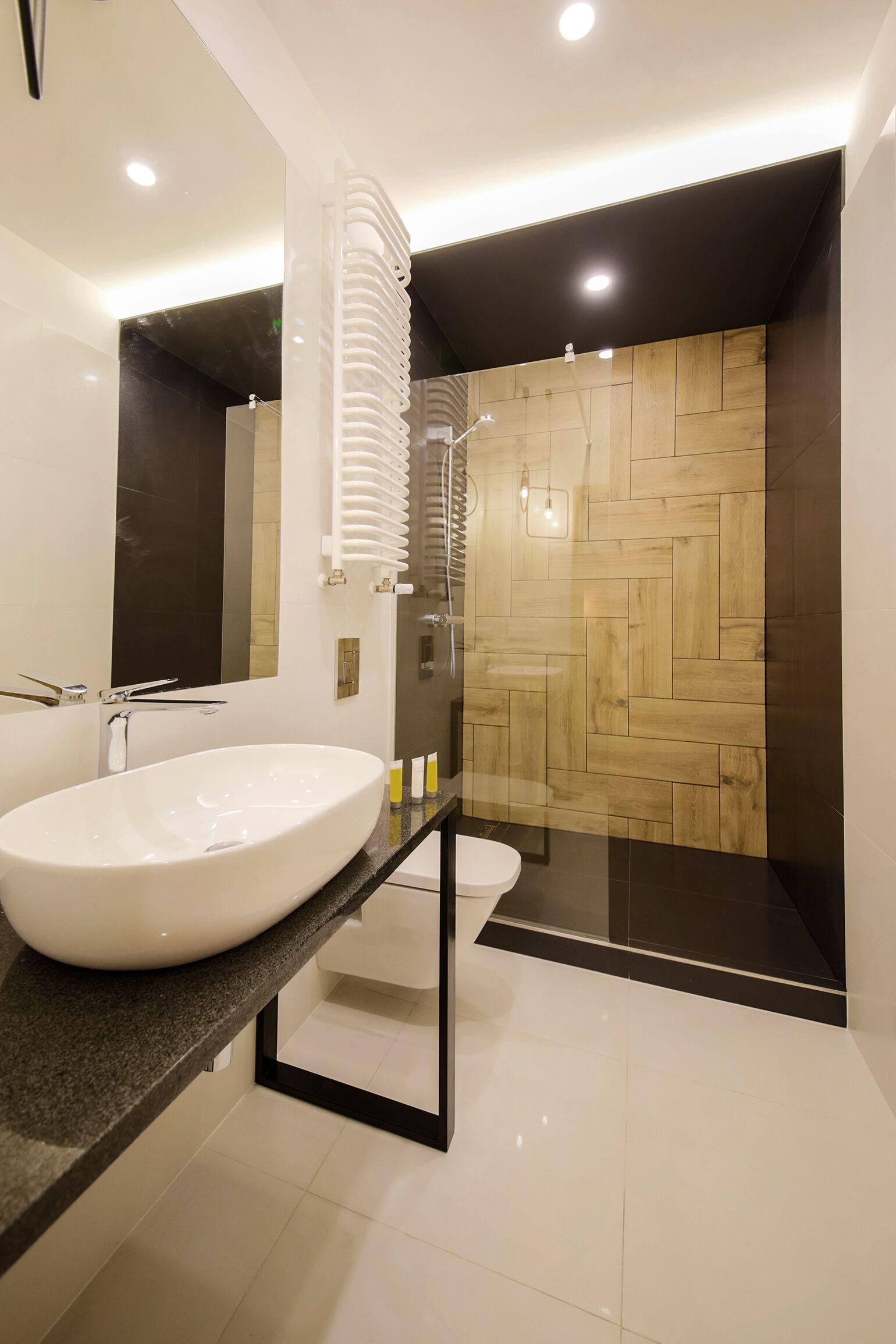 Apartment - ul. Sikorskiego 3H/II | Bathroom | Shower, hair dryer, toilet paper