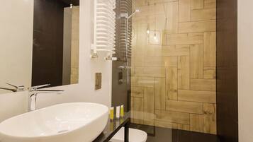 Apartment - ul. Sikorskiego 3H/II | Bathroom | Shower, hair dryer, toilet paper