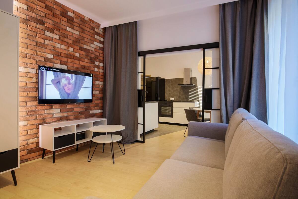 Apartment - ul. Sikorskiego 3H/II | 거실 | 케이블 채널 시청이 가능한 55인치 평면 TV, TV